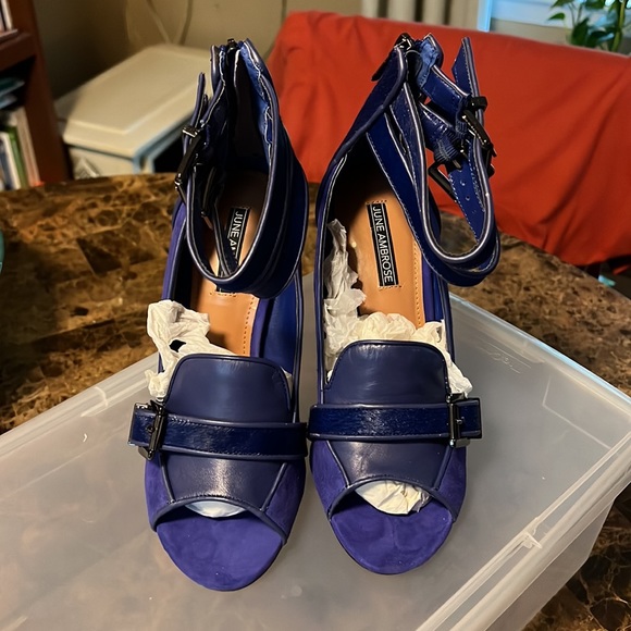 Selling a pair of June Ambrose size 7.5 Pony Skin fur & suede wedge - Picture 4 of 4